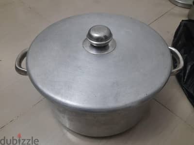 حلة الومنيوم كبيرة وتقيلة