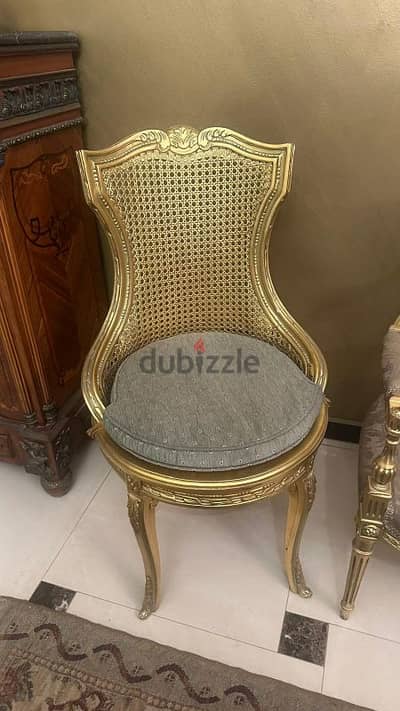 كنبة وكرسين