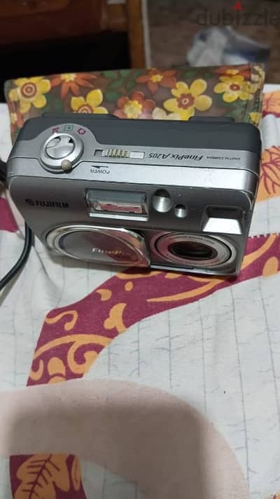 كاميرا رقمية من طراز Fujifilm FinePix A205. كلاسيكياً قديماً، سعر ١٥٠٠