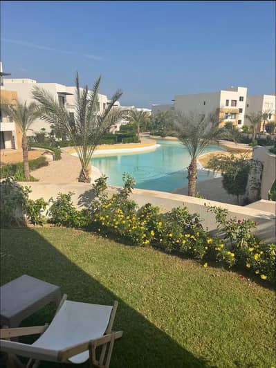 بالمطبخ والتكيفات شاليه ارضي بجاردت 3 غرف نوم استلام فوري دايركت على حمام السباحة  ريسيل من المالك فى قرية ازها العين السخنة Azha Ain Shokna