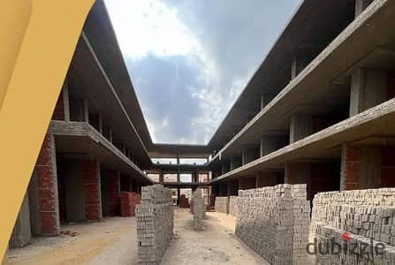 عياده للبيع 69 متر فى التجمع الخامس استلام 3 شهور امام الجامعه الامريكيه مباشرة فى مشروع استثنائى