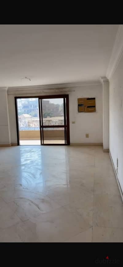 For urgent sale, an apartment of 235 sqm in a prime location in New Maadi, Nasr Street, a prominent location with a facade.