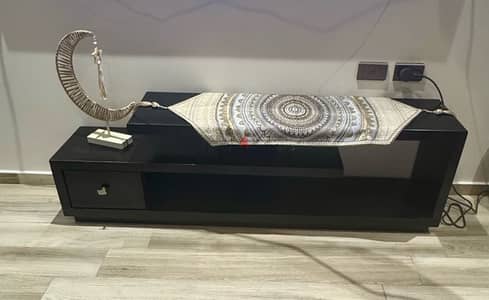 وحدة تليفزيون سودة بها درج صغير