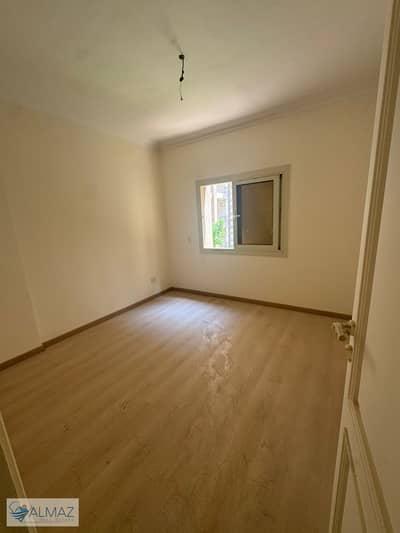 Apartment for sale, ready for immediate occupancy, fully paid, super deluxe finishing, in a prime location opposite the Iconic Tower, garden view