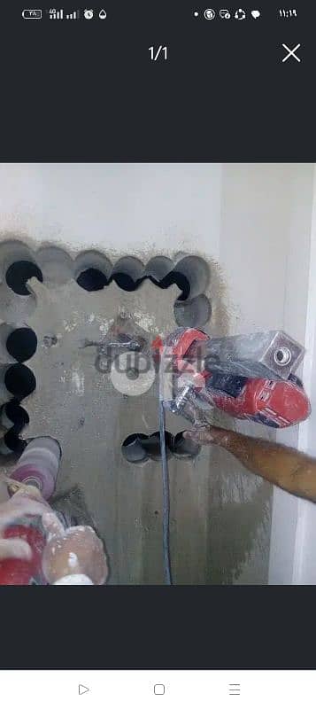 فني لعمل فتحات الكور فتحات الكهرباء او التكييف