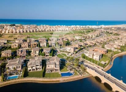 فيلا فاخرة للبيع بمساحة 550 متر مربع مطلة على البحيرة في مراسي الساحل الشمالي، امتلكها الآن!