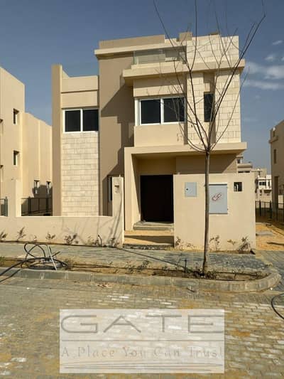 Middle townhouse + penthouse for sale in Towne Hyde Park compound, very prime location – immediate delivery – unfinished