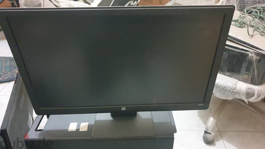 من المالك الأول شاشة HP مخرجين (VGA + DVI)