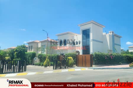 Ready to move open view overlooking the golf villa for sale in Alexwest