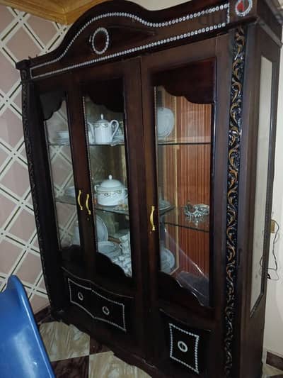 نيش بني ارفوف زجاج والخلفيه مرايا
