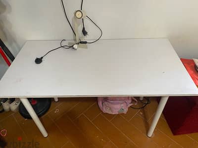 desk or table مكتب او ترابيزة