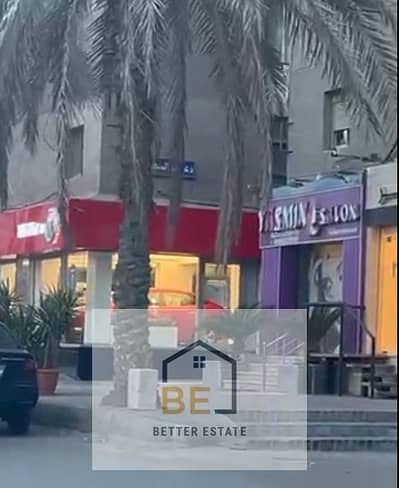 معرض تجاري "سوبر لوكس" للبيع بموقع حيوي - شارع النزهة (مصر الجديدة)