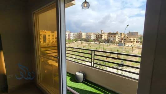 شقة متشطبه بالمطبخ والتكيفات للبيع بغرب سوميد 6 اكتوبر بفيو مفتوح
