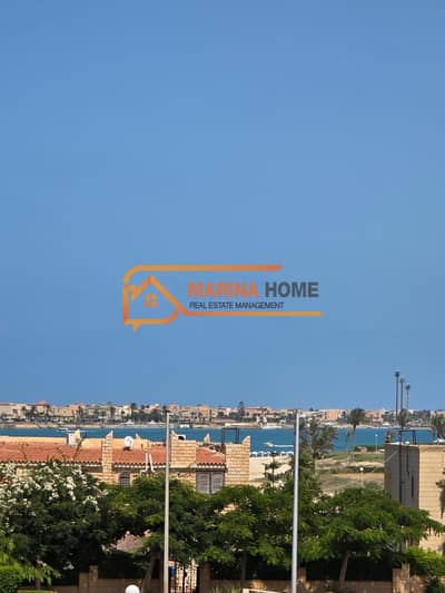 للبيع شاليه دور ثاني علوي بإطلالة بانوراما بحر وبحيرة في مارينا 4  فى الساحل الشمالى