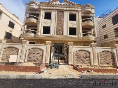 شقه ف فيلا  للبيع استلام فوري 250 م  بالاسانسير بافضل موقع بالقرنفل    بجوار التسعين الشمالي  تاني نمرة من كمبوند  المراسم