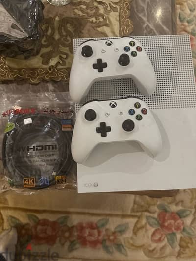 Xbox one s 1tb +2 controller