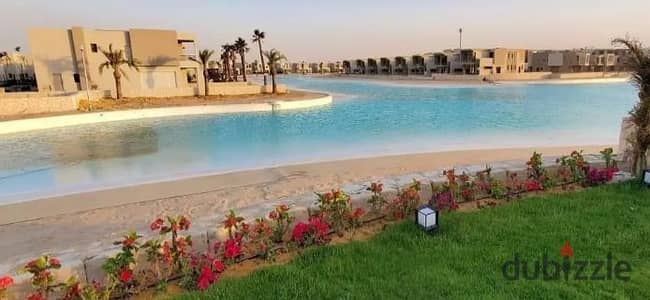 شاليه متشطب بالتكيفات للبيع برايم لوكيشن في الساحل الشمالي راس الحكمه داخل ازها مباشر علي البحر