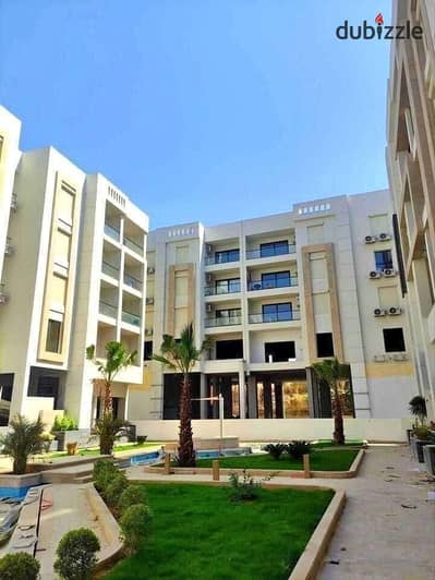شقة استلام فوري مميزة متشطبة بالكامل بالتكيفات و المطبخ كورنر ڤيو علي اللاند سكيب بجوار سيتي سنتر الماظه في كمبوند الجار Al jar في شيراتون Shiraton