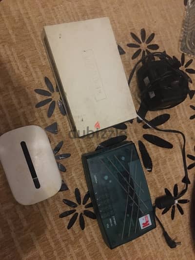 2 سويتش و1 راوتر صغير محمول