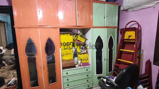 دولاب كونتر طبيعي ٥ درفة بتسريحة في النص بحالة جيدة جدا