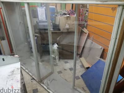 واجهة و فاترينة بالضلف معاها ٣ ضلف ومتوفر الباب بالحلق