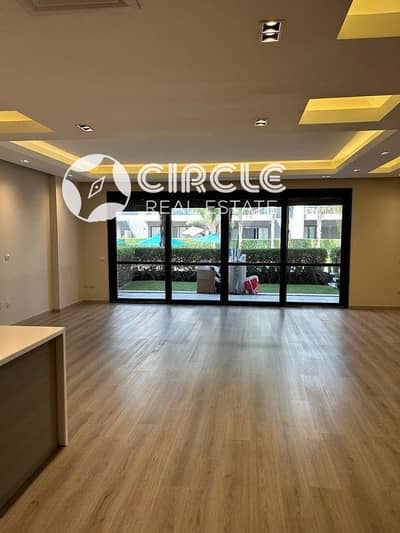 شقة ارضي مفروشة بالكامل ١٦٠م بحديقة ٥٠م ٢ غرفة  نوم  للإيجار في الباتيو ٧ بالقرب من الـ AUC
