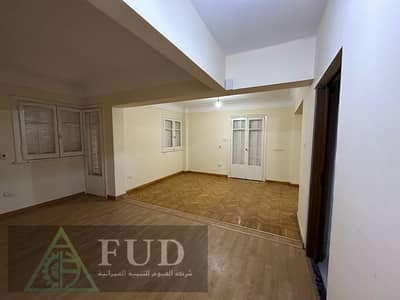 للايجار ش فاضيه بالمربع الذهبى بجوار نادى الصيد الدقى دور اول من المالك سوبرلوكس بها خشب المطبخ