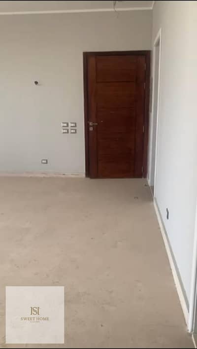 للبيع شقة سكنية متميزة في كمبوند فيليج جيت (Village Gate) سعرها لقطه