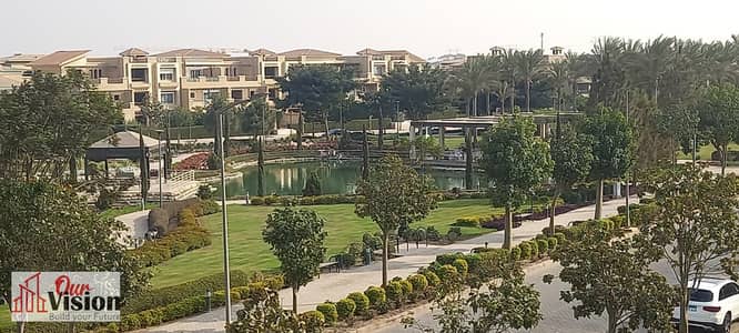 فيلا فاخرة للبيع في منطقة نيو جيزة، الحي الأول  مساحة الأرض 480 متر مربع  مساحة البناء 628 متر مربع  6 غرف نوم، 5 منها غرفة نوم رئيسية مع غرفة ملابس