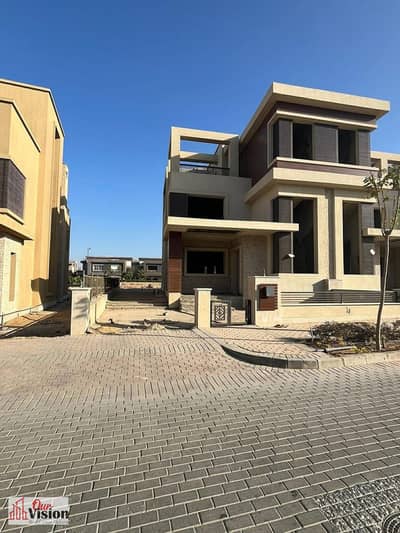 تاون هاوس زاوية للبيع في الجيزة الجديدة - كينغز رينج المرحلة الأولى  موقع مميز على الشارع الرئيسي على بُعد خطوات من النادي والمدارس إطلالة مفتوحة وحدي