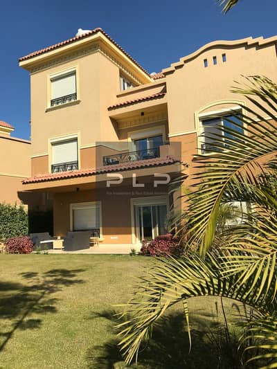 فيلا استاندالون للبيع متشطبة بالمطبخ والتكيفات وجاهزة للاستلام في كمبوند لاروز بالتجمع الخامس بجانب قطامية هايتس وعلي شارع التسعين الجنوبي دايركت