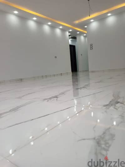 شقه للايجار داخل كمباوند وان قطاميه