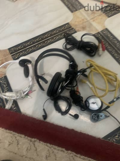 سماعات وأسلاك