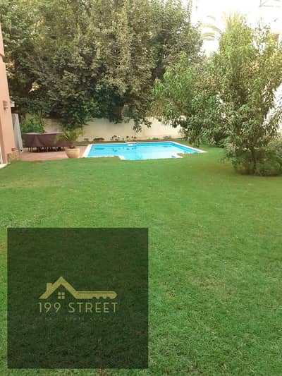A great villa for sale in a prime location in Degla, Maadi. 1050 square meters, garden, swimming pool, terrace, ultra-super-lux finishing.