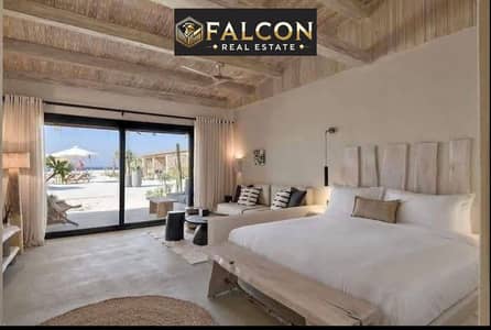 بتشطيب vip شاليه صف اول على البحر للبيع من هايد بارك فى سى شور sea shore الساحل الشمالى بالقرب من طريق الفوكا ودقائق من سيلفر ساندس