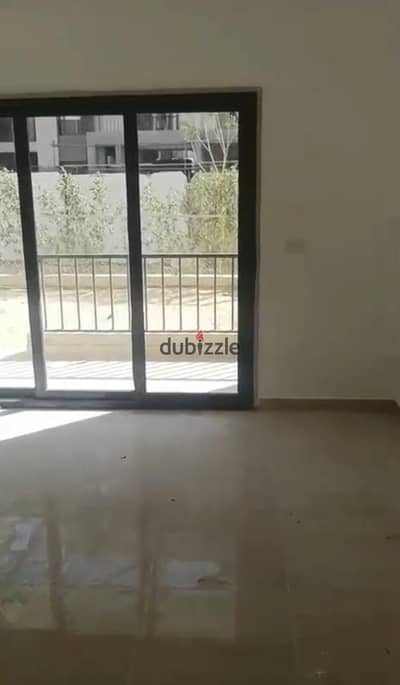 شقة أرضي بحديقة للإيجار في فيفث سكوير