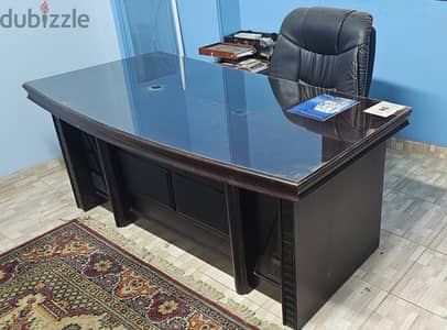 مكتب مدير و كرسي بحالة ممتازه