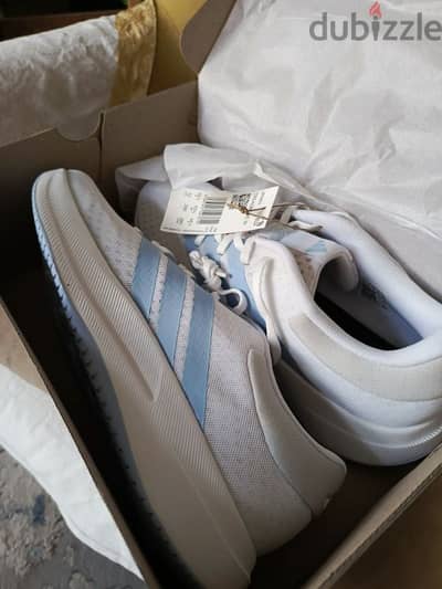 حذاء اديداسadidas( جديد) اصلى موديل حديث وزن خفيف جدا مقاس (٤٥)