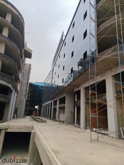 Shop for sale, Ready to move , in a prime location in Sheikh Zayed, next to the Islamic Complex and Downtown.