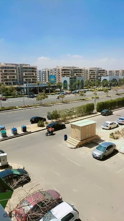 لوكيشن مميز جدا امام الاستريب مول بجوار الخدمات المرحله قريبه من الايست هب