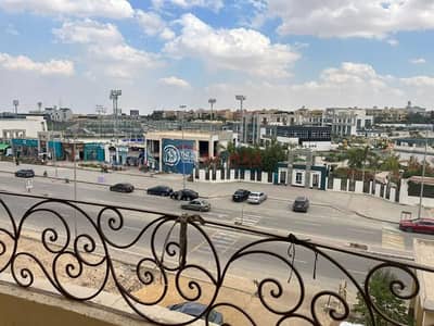 شقة للايجار بموقع  مميز في السياحيه الرابعه