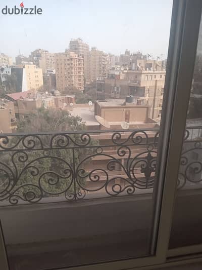 شقه مساحه 200م بشارع دمشق دور 6 -3نوم 3ريسبشن 2 حمام 2 اسانسير تشطيب سوبر لوكس مطلوب 8 مليون قابل للتفاوض