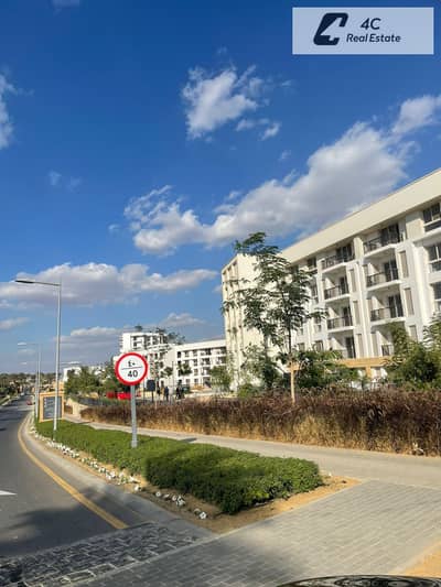شقة استلام فوري ريسيل اقل من سعر السوق 3 غرف موقع مميز جاهزه للمعاينه في اي وقت  في Uptown Cairo