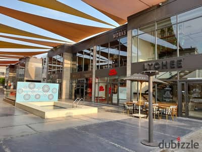 للايجار  محل 98m مول ووك اوف كايرو  لوكيشن مميز  دور ارضي  متشطب بالتكيفات مساحه مفتوحه