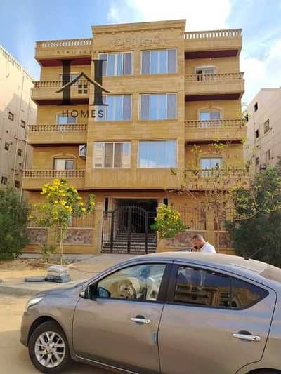 شقة للبيع في مدينة الشروق بموقع مميز وواجهة أمامية توفر إضاءة وتهوية ممتازة، وقريبة من الخدمات الرئيسية