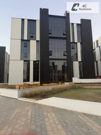 Fully finished office ready to move for sale With the lowest price in market ,65 m ,open view in compound hyde park new cairo in south 90 street