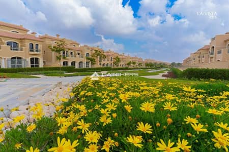 تاون هاوس للبيع متشطب بالكامل استلام فورى بخصم الكاش 30% في لافيستا سيتي العاصمه ومتاح نظام سداد بالتقسيط علي 8 سنوات
