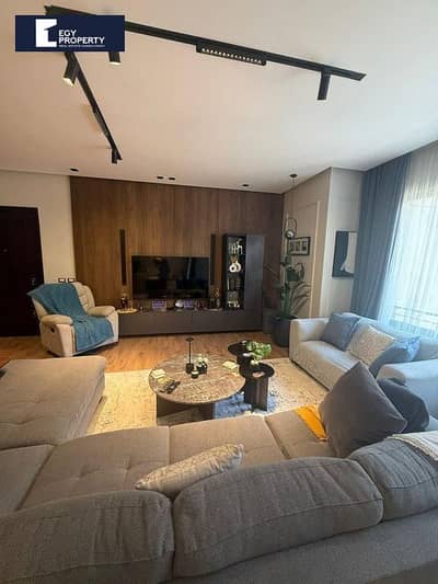 باطلالة خيالية شقة متشطبة و مفروشة بالكامل للبيع في Village Gate Palm Hills - القاهرة الجديدة