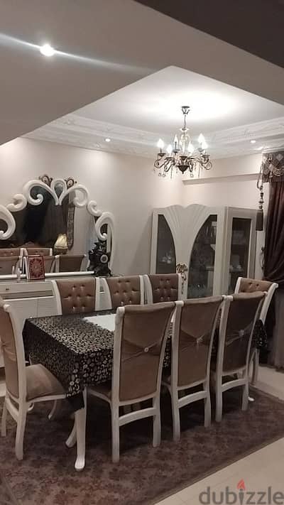 سفرة ٨ كراسي و نيش و بوفيه كبير بمراية