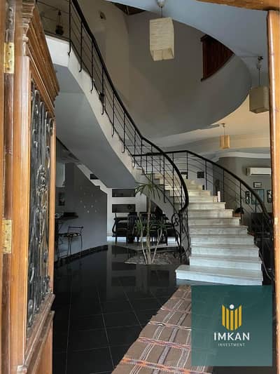 فيلا || standlone للبيع 325 متر التقسيط علي 8 سنين 7 غرف خلف الجامعه الامريكيه Club Street (شارع النوادي) قدام/قريب جدًا من كمبوند Mountain View 2